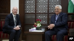 U.S. President Trump's peace process envoy Jason Greenblatt, left, meets with Palestinian President Mahmoud Abbas in Ramallah. (File)