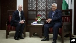 Utusan Presiden Donald Trump untuk kawasan Timur Tengah, Jason Greenblatt (kiri) saat bertemu dengan Presiden Palestina Mahmoud Abbas di Ramallah, Tepi Barat, 14 Maret 2017. (Foto: dok).