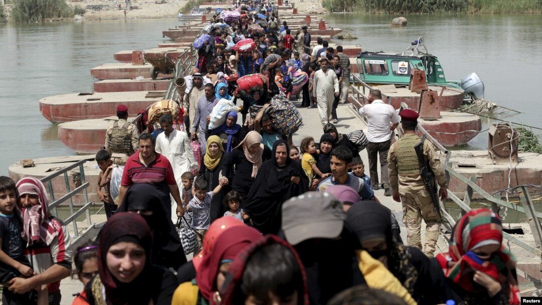 Para pengungsi Muslim Sunni Irak yang meninggalkan kota Ramadi menyeberangi jembatan dan berusaha masuk ke kota Baghdad, Minggu (24/5).