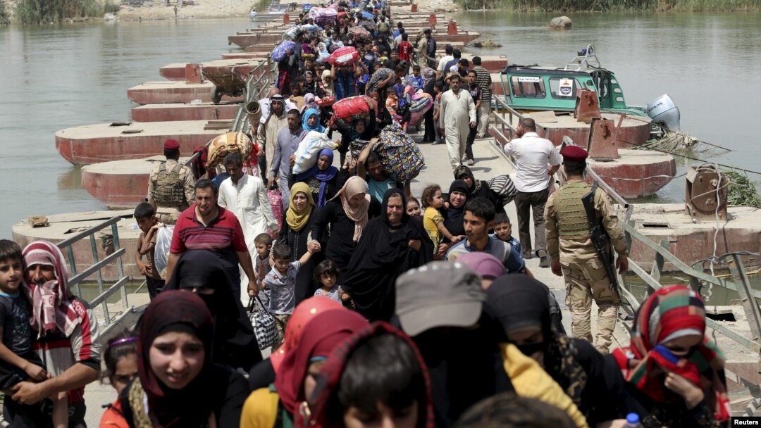 Warga muslim Sunni-Irak mengungsi dari kota Ramadi berusaha memasuki Baghdad akhir bulan lalu (foto: dok).