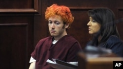 James Holmes tare da lauyarsa a kotu