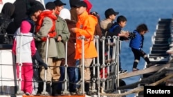 Di dân ra khỏi tàu của lực lượng hải giám Thổ Nhĩ Kỳ ở thị trấn ven biển Dikili của nước này ngày 6/4/2016.