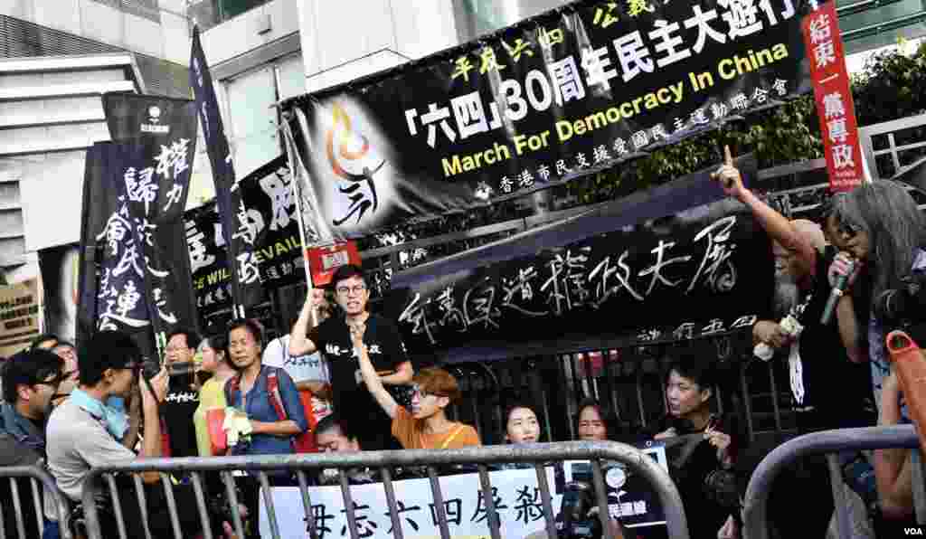 社民連抬自製棺材到中聯辦抗議。(美國之音湯惠芸攝)