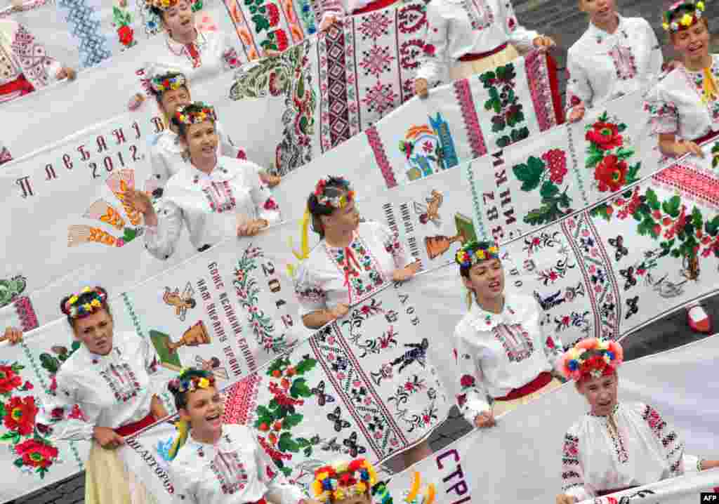 People dressed in embroidered national costumes march during a parade in Kyiv&rsquo;s downtown to celebrate the 22nd anniversary of Urkaine&#39;s independence.