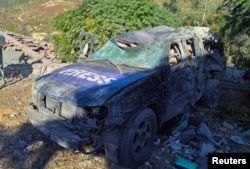 Kendaraan pers yang rusak di lokasi serangan Israel yang menewaskan beberapa staf media yang menginap di wisma tamu tempat beberapa wartawan lainnya menginap, kata media Lebanon, di Hasbaya, Lebanon, 25 Oktober 2024. (Foto: Reuters)