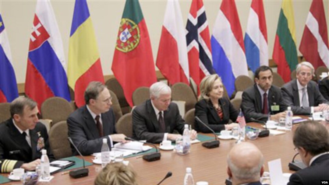 Pertemuan para Menlu dan Menhan NATO di markas besar NATO di Brussels, Belgia 14 Oktober 2010.