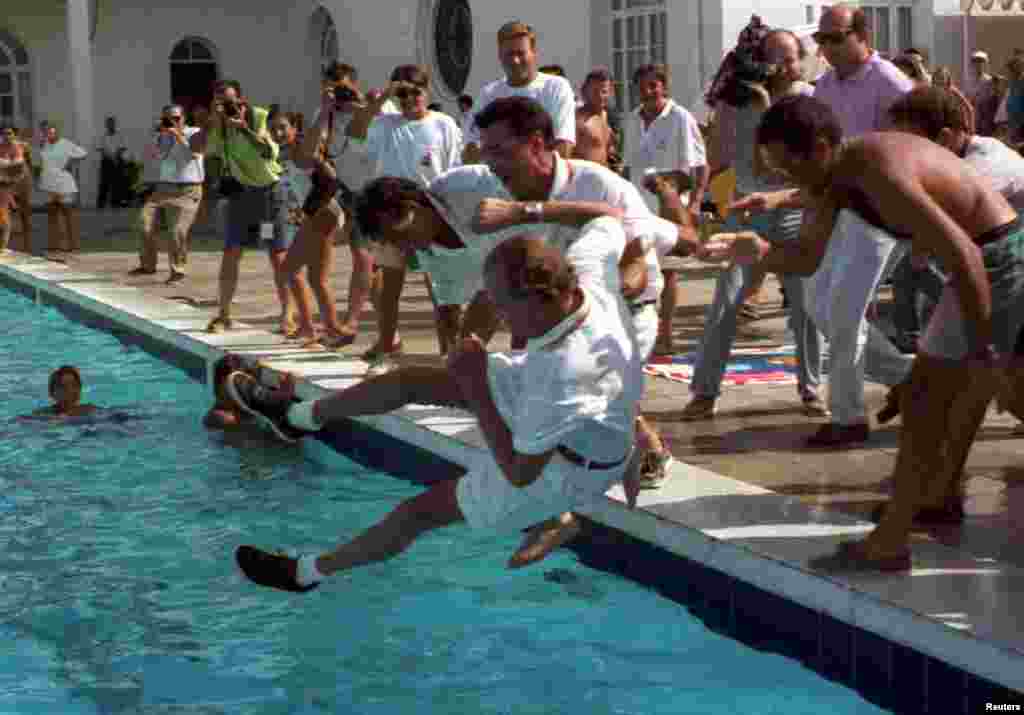 Raja Spanyol Juan Carlos dilempar ke kolam renang setelah memenangkan lomba King&#39;s Cup Yacht Race di Palma de Mallorca, 8 Agustus 1993.