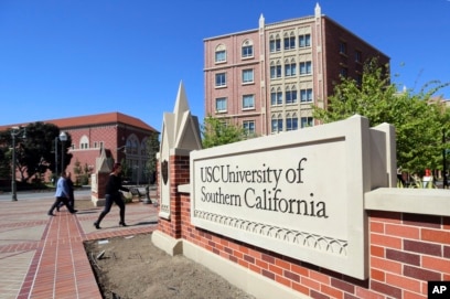 Orang-orang berjalan di University of Southern California di Los Angeles, 12 Maret 2019. (Foto: AP)