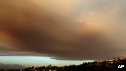 Khói từ đám cháy rừng gần Santa Clarita bao trùm lên thành phố Los Angeles hôm 22/7