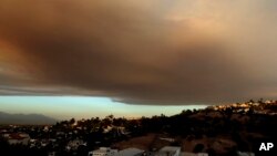 Une fumée se dégage au-dessus de la ville de Los Angeles, en Californie, le 22 juillet 2016.