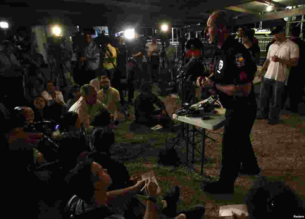 Juru bicara kepolisian Waco, William Swanton memberikan keterangan dalam konferensi pers terkait ledakan pabrik pupuk di kota West, dekat Waco, Texas, 18 April 2013.