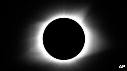 Durante un eclipse total, la transición de día a noche es instantánea en cuestión de minutos.