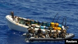 Pasukan Angkatan Laut Jerman sebagai bagian dari Operasi Atalanta Uni Eropa menggeledah sebuah kapal tersangka bajak laut di lepas pantai Tanzania, 4 November 2011 (Foto: dok). Uni Eropa mulai menggelar operasi "Sophia", Rabu (7/10), untuk menggeledag dan menyita kapal yang dicurigai melakukan penyelundupan manusia.