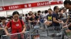 Người dân Trung Quốc mua sắm ở siêu thị Costco. Chi tiêu của người tiêu dùng Trung Quốc đã sụt giảm do phong tỏa