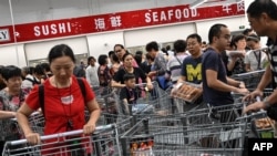 Người dân Trung Quốc mua sắm ở siêu thị Costco. Chi tiêu của người tiêu dùng Trung Quốc đã sụt giảm do phong tỏa