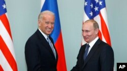 Tư liệu: Ảnh chụp ngày 10/3/2011, ông Joe Biden, lúc đó là Phó Tổng Thống Mỹ, bắt tay với Thủ tướng Nga Vladimir Putin ở Moscow, Nga. (AP Photo/Alexander Zemlianichenko, File)
