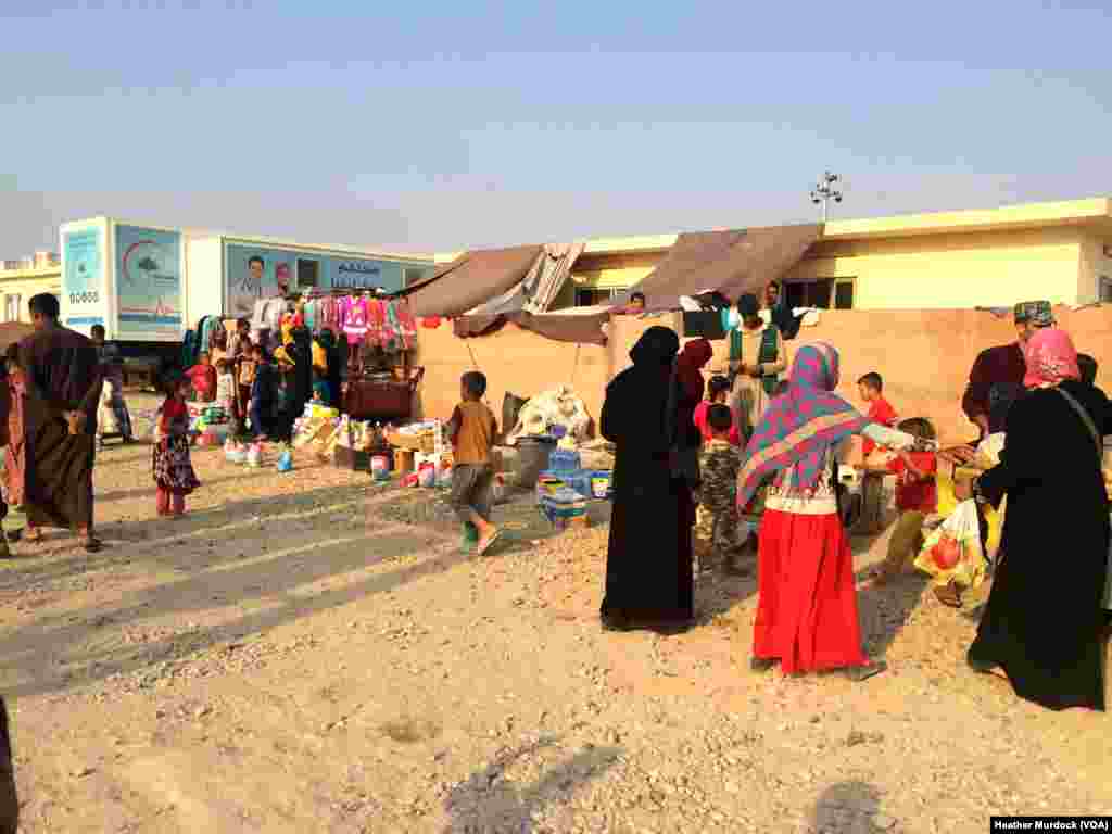 At the Debaga camp in Kurdistan in northern Iraq, tens of thousands of people are hoping to return to their homes when and if the war with Islamic State is over. October, 23 2016. (H.Murdock/VOA)