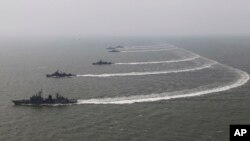 Kapal-kapal angkatan laut Korea Selatan di lepas pulau Yeonpyeong. (Foto: Dok)