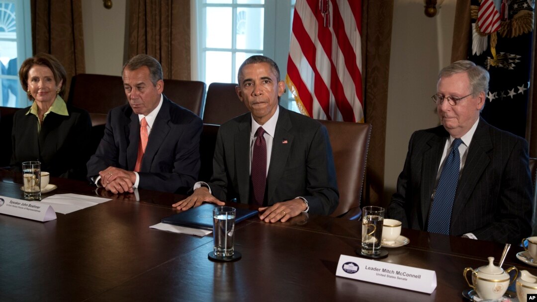 Presiden AS Barack Obama, bersama (dari kiri ke kanan) pemimpin minoritas DPR Nancy Pelosi, Ketua DPR John Boehner dan pemimpin mayoritas Senat Mitch McConnell, dalam pertemuan mengenai kepemimpinan bipartisan di Gedung Putih (13/1).
