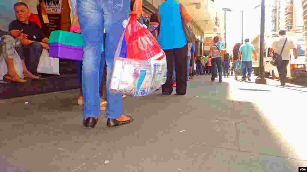 Los productos más escasos en Venezuela son la leche, las carnes, sobre todo de pollo, los detergentes, el papel higiénico y algunos medicamentos. [Foto: Álvaro Algarra, VOA]