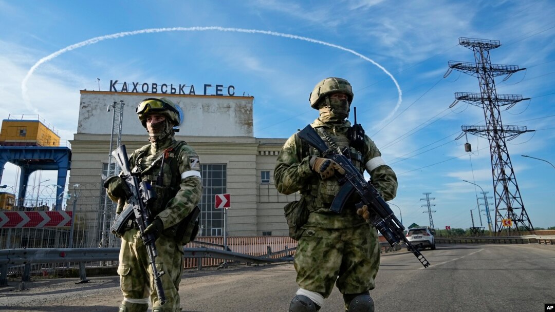 Ruski vojnici čuvaju ulaz u hidroelektranu Kahovka, region Kerson, Ukrajina, 20.maj, 2022. (Foto: AP)