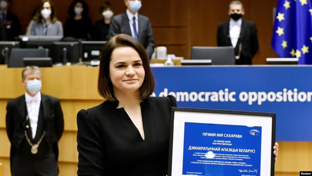 Saxarov mukofotini Belarus muxolifati nomidan uning lideri Svetlana Tixanovskaya qabul qildi, Bryussel, 16-dekabr, 2020-yil