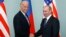 Le vice-président américain de l'époque, Joe Biden, à gauche, serre la main du Premier ministre russe de l'époque Vladimir Poutine à Moscou, en Russie, le 10 mars 2011. 