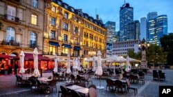Mesas y sillas vacías en la Plaza de la Ópera en Frankfurt, Alemania, el miércoles 28 de octubre de 2020. El gobierno alemán ordenó que los restaurantes permanezcan cerrados desde el próximo lunes.