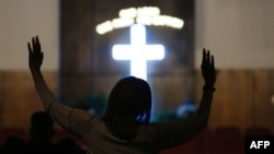 Para pengunjung berdoa di misa pagi untuk penyanyi Aretha Franklin di Gereja New Bethel Baptist, 15 Agustus 2018, di Detroit, Michigan.
