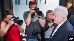 El Ministro del Interior alemán y jefe de la Unión Social Cristiana, Horst Seehofer llega para una reunión de la junta sobre la política de migración alemana en Munich, sur de Alemania, el domingo 1 de julio de 2018. (Peter Kneffel / dpa vía AP)