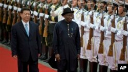 shugaban China Xi Jinpin da shugaba Jonatahan suke duba pareti.