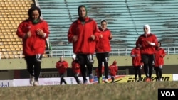 Afghan players warming up at the South Asian Football Federation Championship in Islamabad. (Ayaz Gul/VOA)