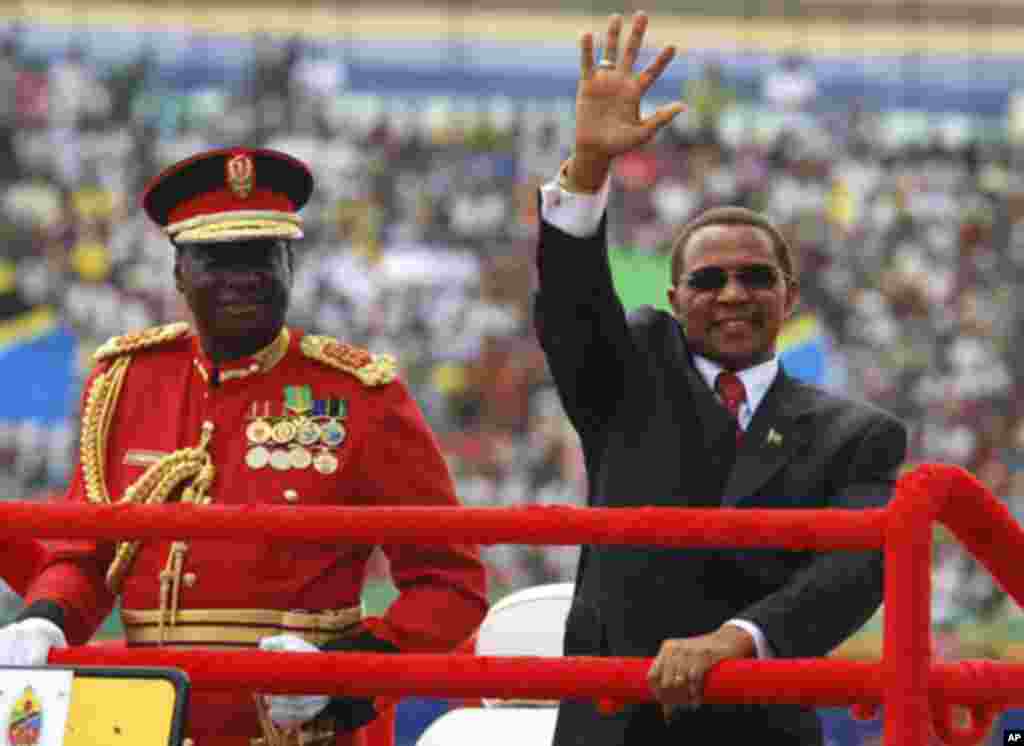 Tanzania's President Jakaya Kikwete (R) arrives for celebrations marking 50 years of the country's independence at the Uhuru Stadium in Dar es Salaam December 9, 2011 At left is Tanzanias Chief of Defence Forces (CDF), General Davis Mwamunyange. REUTERS/E