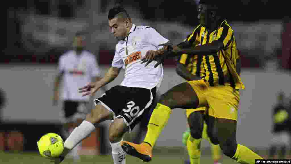 Akram Djahnit d'Entente Sportive de Sétif en Algérie (G) se bat pour le ballon avec Dayo Issoufou de l'AS Vita Club de la RDC