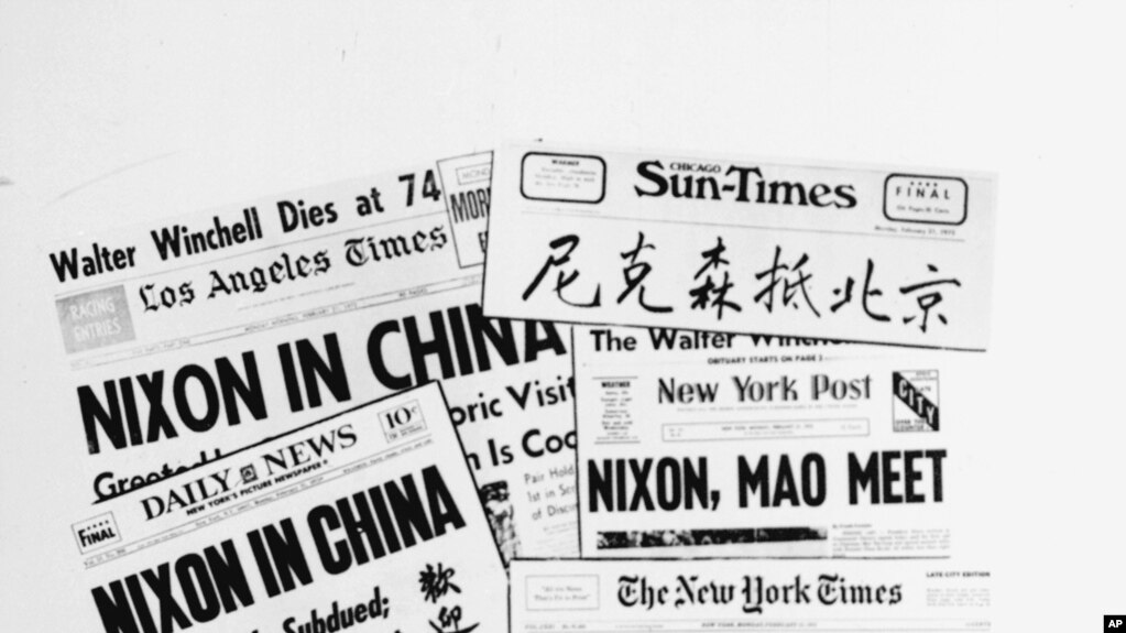 1972年2月21日的美国报纸头版头条标题《尼克松在中国》《尼克松、毛泽东会见》《北京欢迎尼克松》，还有中文标题。(photo:VOA)