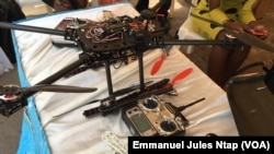 Deux drones fabriqués par les jeunes camerounais à Douala au Cameroun, le 10 février 2018. (VOA/Emmanuel Jules Ntap)