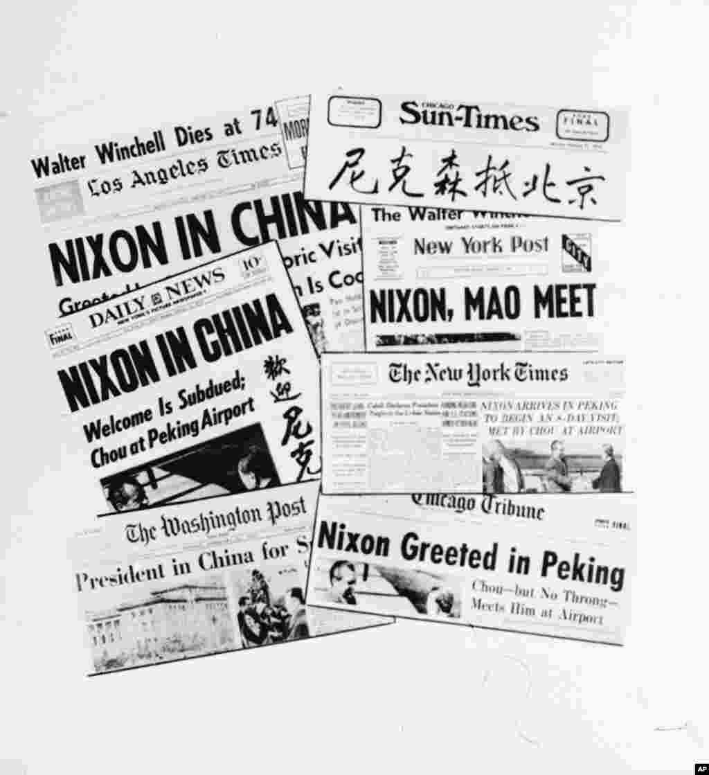 1972年2月21日的美国报纸头版头条标题《尼克松在中国》《尼克松、毛泽东会见》《北京欢迎尼克松》，还有中文标题。 当年随行采访的美国媒体回忆说，许多记者抢着报名，甚至有主流媒体的总裁副总裁冒名为技术人员，希望随同采访这次历史之行；而尼克松也刻意操控媒体，希望为自己的总统选战造势。