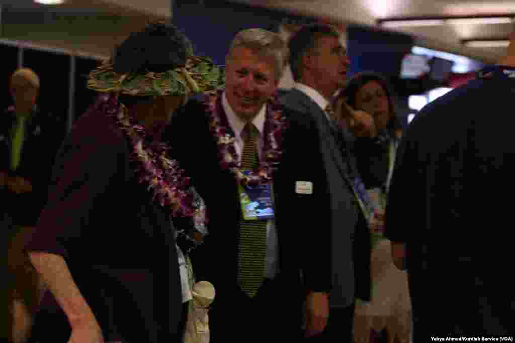 Seorang delegasi Konvensi Nasional Partai Republik mengagumi topi delegasi lain dalam hari kedua konvensi di Cleveland (19/7).