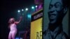 La chanteuse nigériane basée au Canada, Sonia Aimy, se produit au "Afrika Shrine" - dédié au pionnier de l'Afrobeat Fela Anikulapo Kuti - lors du Concert musical Felabration annuel à Lagos le 12 octobre 2017.