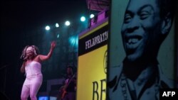 La chanteuse nigériane basée au Canada, Sonia Aimy, se produit au "Afrika Shrine" - dédié au pionnier de l'Afrobeat Fela Anikulapo Kuti - lors du Concert musical Felabration annuel à Lagos le 12 octobre 2017.