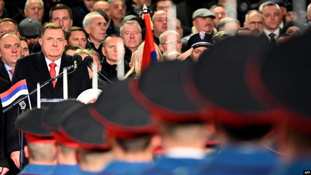 Predsjednik Republike Srpske Milorad Dodik (L) posmatra kako snage bezbjednosti marširaju tokom defilea povodom obilježavanja neustavnog "Dana Republike Srpske" u Banja Luci 9. januara 2024.