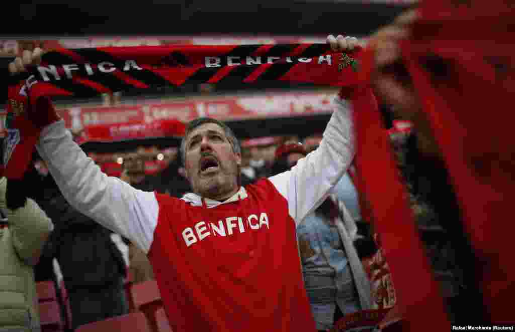 Adeptos e fãs de Eusébio cantam enquanto a urna dá a volta ao Estádio da Luz, em Lisboa a 6 de Janeiro, 2014. A antiga estrela do futebol português morreu a 5 de Janeiro, de ataque cardíaco, tinha 71 anos. REUTERS/Rafael Marchante