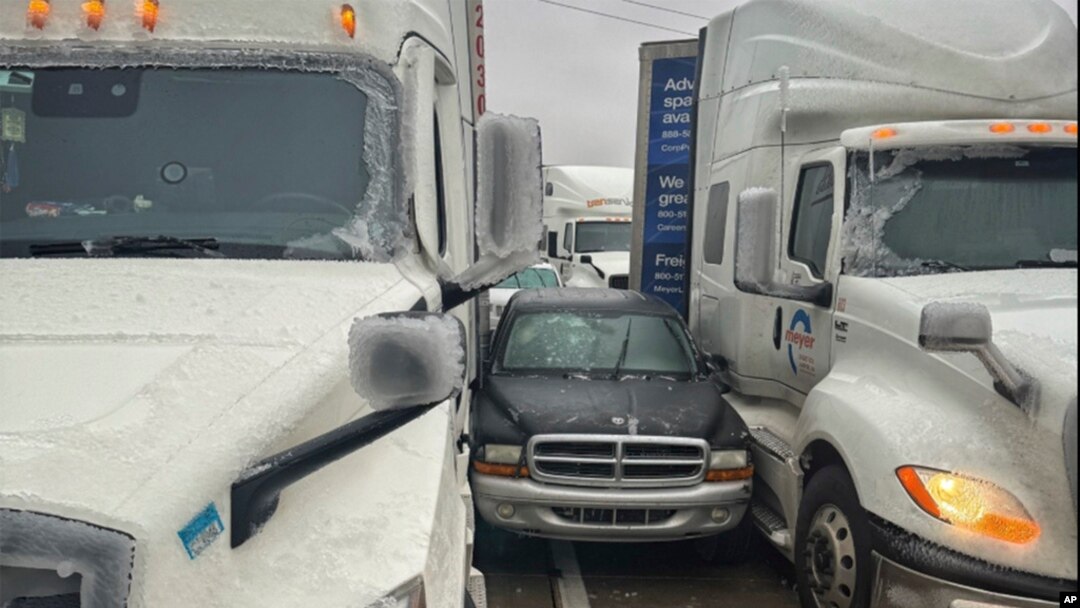 Na fotografiji koju je objavila patrola na autoputu Kanzasa, automobil je zaglavljen između dva kamiona tokom ledenog vremena 4. januara 2024. u Salini, Kanzas.