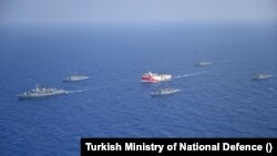 Anija eksploruese turke "Oruç Reis" e shoqëruar nga fregatat ushtarake turke