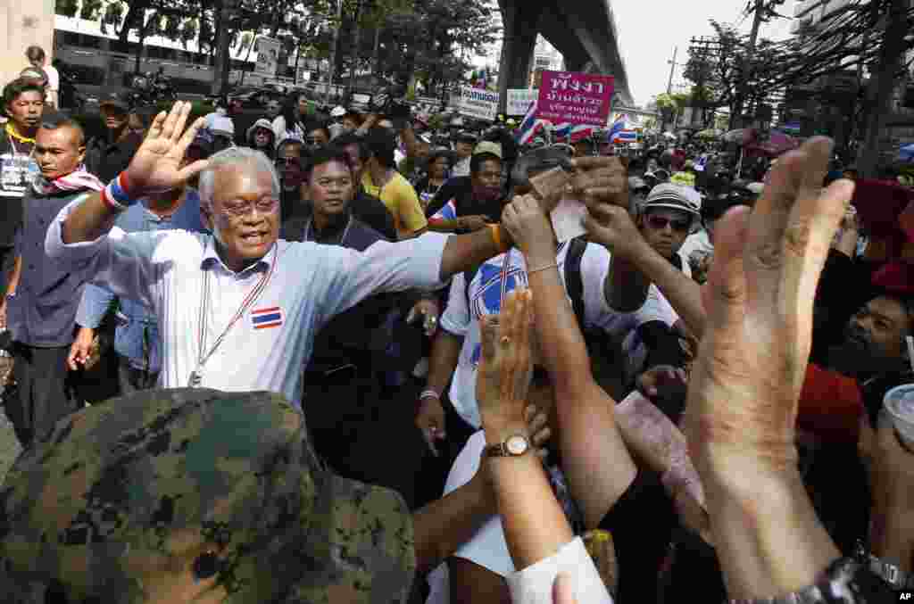 Anti-government protest leader Suthep Thaugsuban waves to supporters during a march through Bangkok, Feb. 3, 2014.