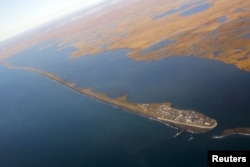 The island village of Kivalina, an Alaska Native community of 400 people the White House chose to highlight as a community at risk from rising sea levels, can be seen from Air Force One as U.S. President Barack Obama flies to Kotzebue, Alaska Sept. 2, 201