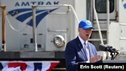 Presiden AS Joe Biden menyampaikan sambutan pada acara yang menandai Peringatan 50 Tahun Amtrak, di 30th Street Station di Philadelphia, Pennsylvania, AS, 30 April 2021. (Foto: REUTERS/Erin Scott)