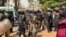 Pour manifester leur mécontentement face aux coupures intempestives d'électricité dans la capitale, un groupe de jeunes a organisé un sit-in devant la société Energie du Mali (EDM). 