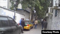 西方外交官进入倪玉兰住处后，不明身份人员仍在附近。(微博图片)