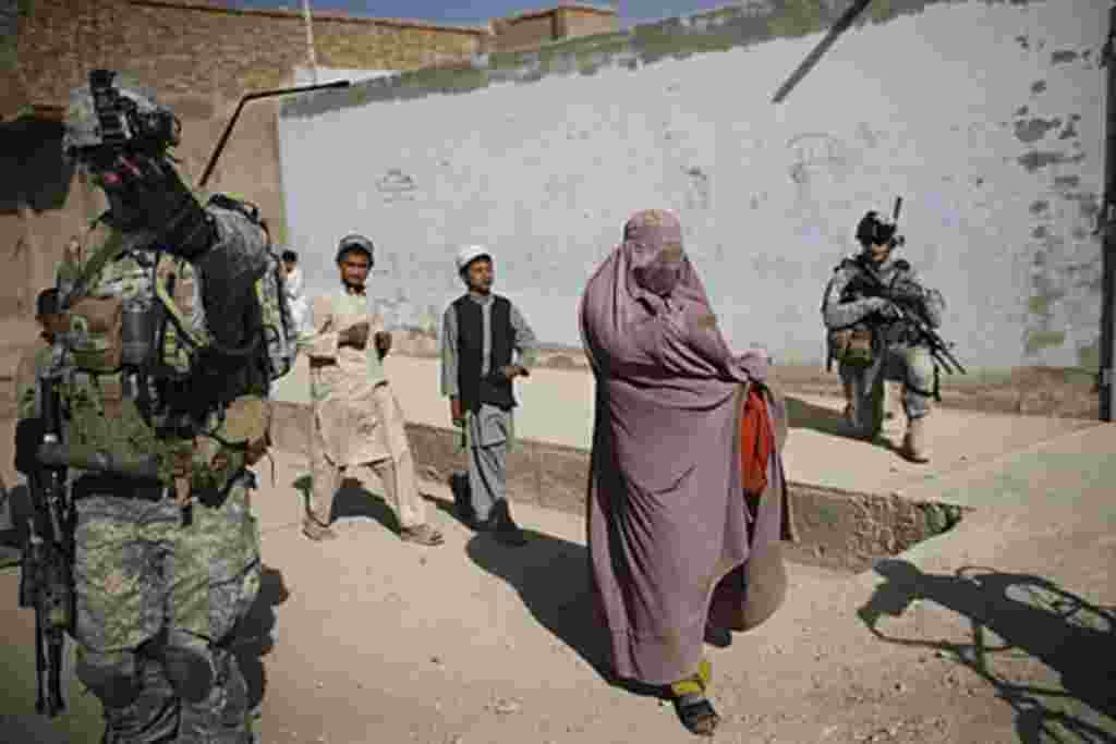 Cientos de afganos protestaron en las calles de Kabul, la capital, para pedir la retirada inmediata de las fuerzas internacionales que están en el país desde la invasión del 7 de octubre de 2001.